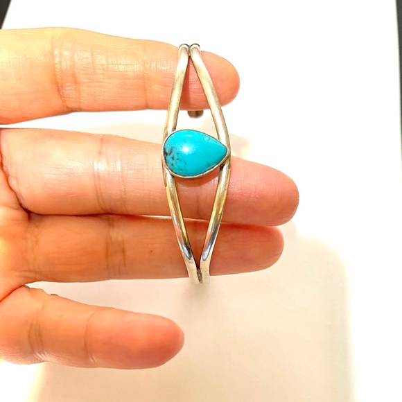 Exquisite Native American Sterling Silver Turquoise Cuff Bracelet - Signed P. Gu - Picture 9 of 10